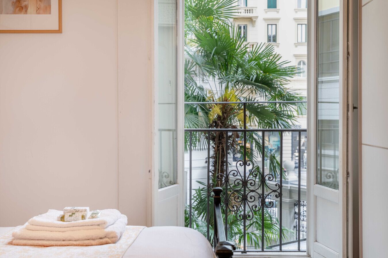 Een bureau, een strijkplank/strijkijzer, reisbedje, wifi