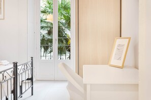 2 chambres, bureau, fer et planche à repasser, lit parapluie