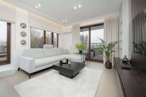TV, offices - Air-conditioned Apartment with Terrace | Parking and Work Cabinet (Warszawa)