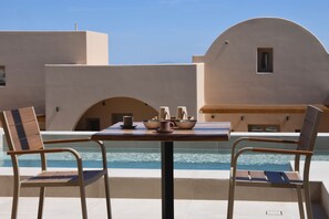 Outdoor dining - Santorini - Villa - Sleeps 2 - Pool - Parking (Santorini)