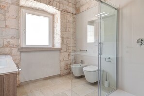 Departamento estándar, vista al mar | Baño | Jabón, shampoo, papel de baño 