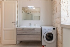 Departamento estándar, vista al mar | Baño | Jabón, shampoo, papel de baño 