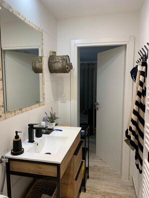 Douche, sèche-cheveux, serviettes fournies