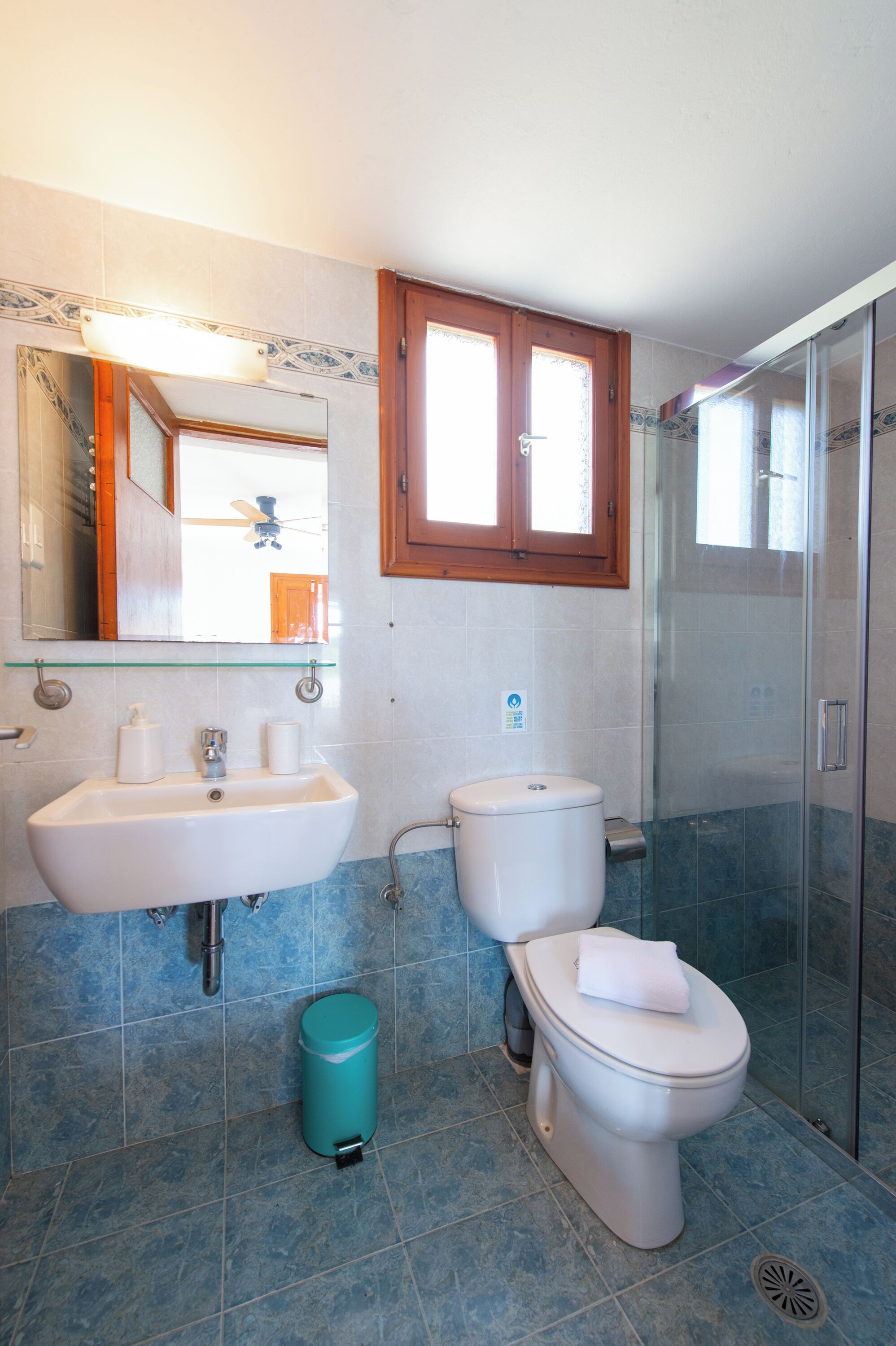 Rom – superior | Bad | Dusj, hårføner, håndklær og såpe