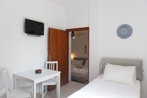 Caja de seguridad en la habitación y tabla de planchar con plancha 