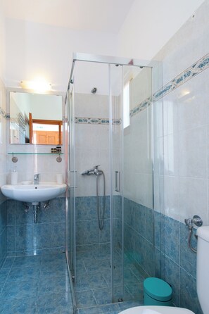 Habitación de luna de miel, vista al mar | Baño | Regadera, secadora de cabello, toallas, jabón 