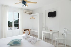Habitación superior | Caja de seguridad en la habitación y tabla de planchar con plancha 