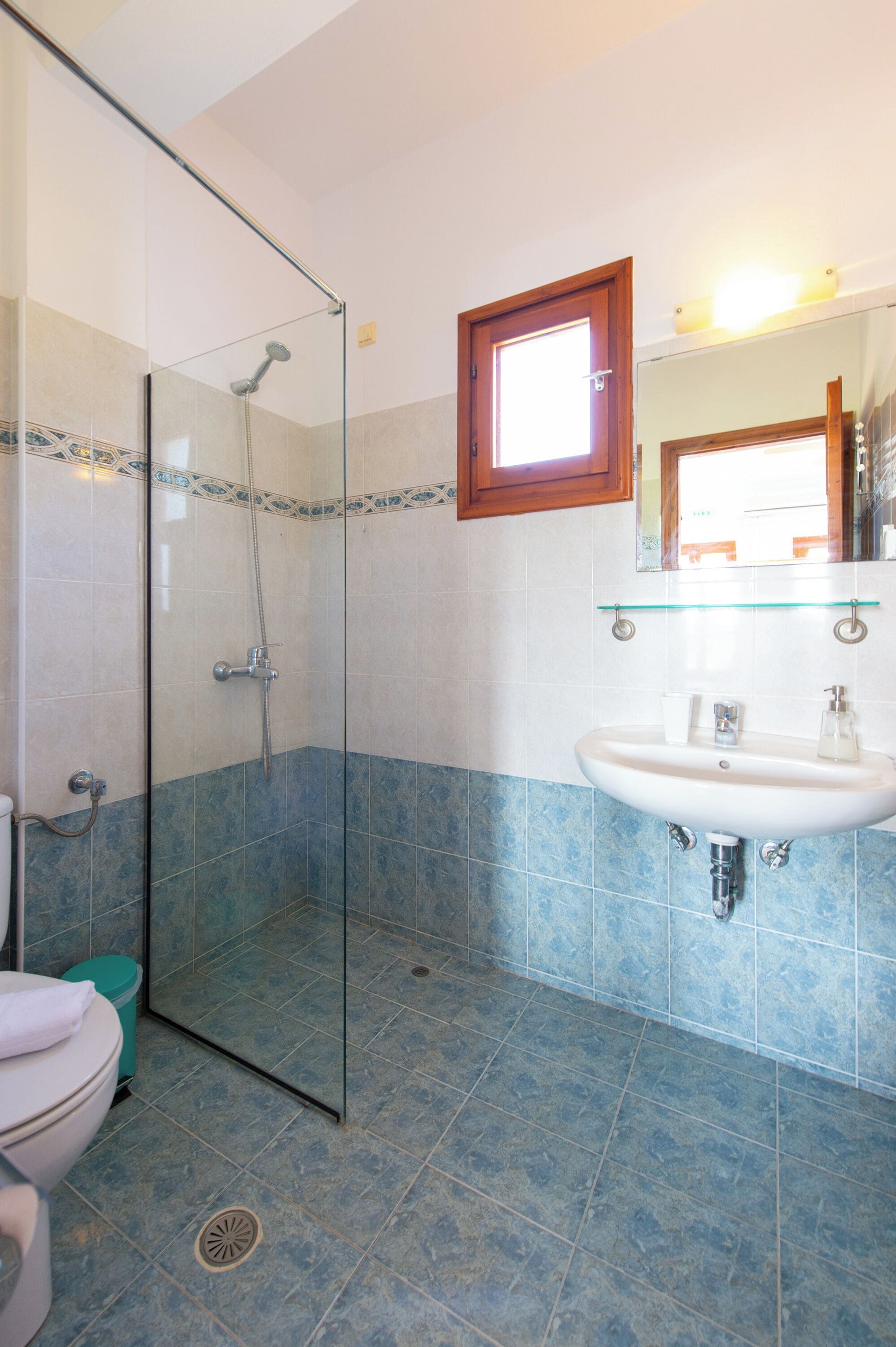 Habitación superior | Baño | Regadera, secadora de cabello, toallas, jabón 