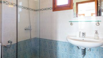 Habitación superior | Baño | Regadera, secadora de cabello, toallas, jabón