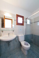 Honeymoon kamer, uitzicht op zee | Badkamer | Een douche, een haardroger, handdoeken, zeep