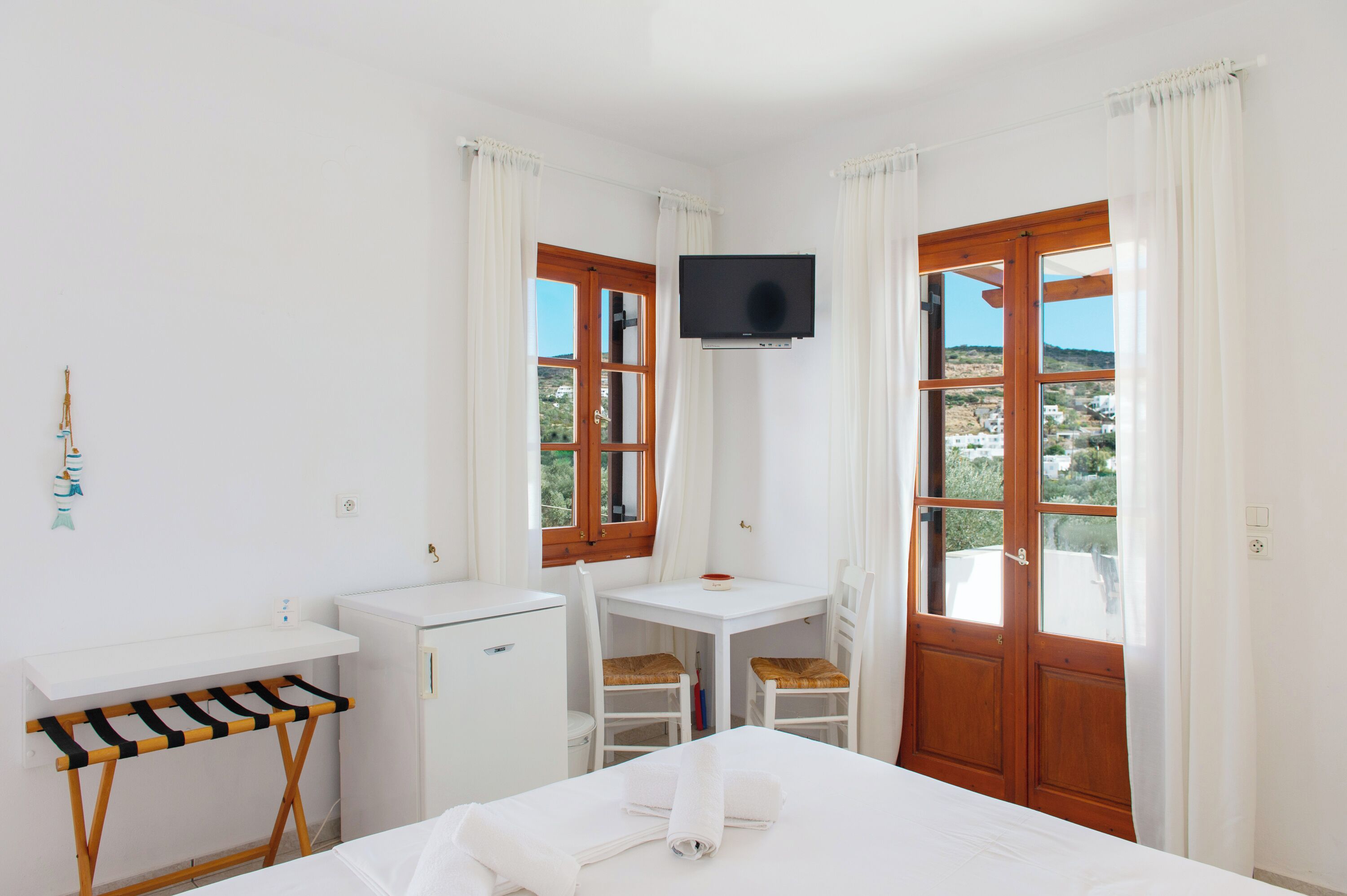 Habitación de luna de miel, vista al mar | Caja de seguridad en la habitación y tabla de planchar con plancha 