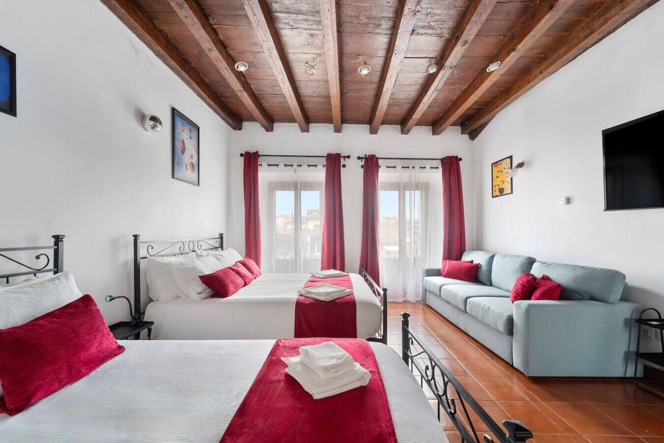 Tabla de planchar con plancha, cuna de viaje, wifi y ropa de cama