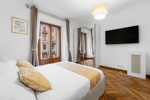 Bureau, fer et planche à repasser, lit parapluie, Wi-Fi