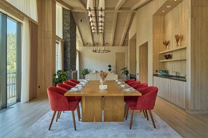 Presidential Room, Balcony, Mountain View | Living area