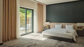 Habitación doble Deluxe, balcón, vista a la montaña | Caja de seguridad en la habitación y escritorio