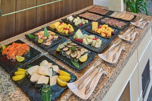 Desayuno buffet (USD 20 por persona)