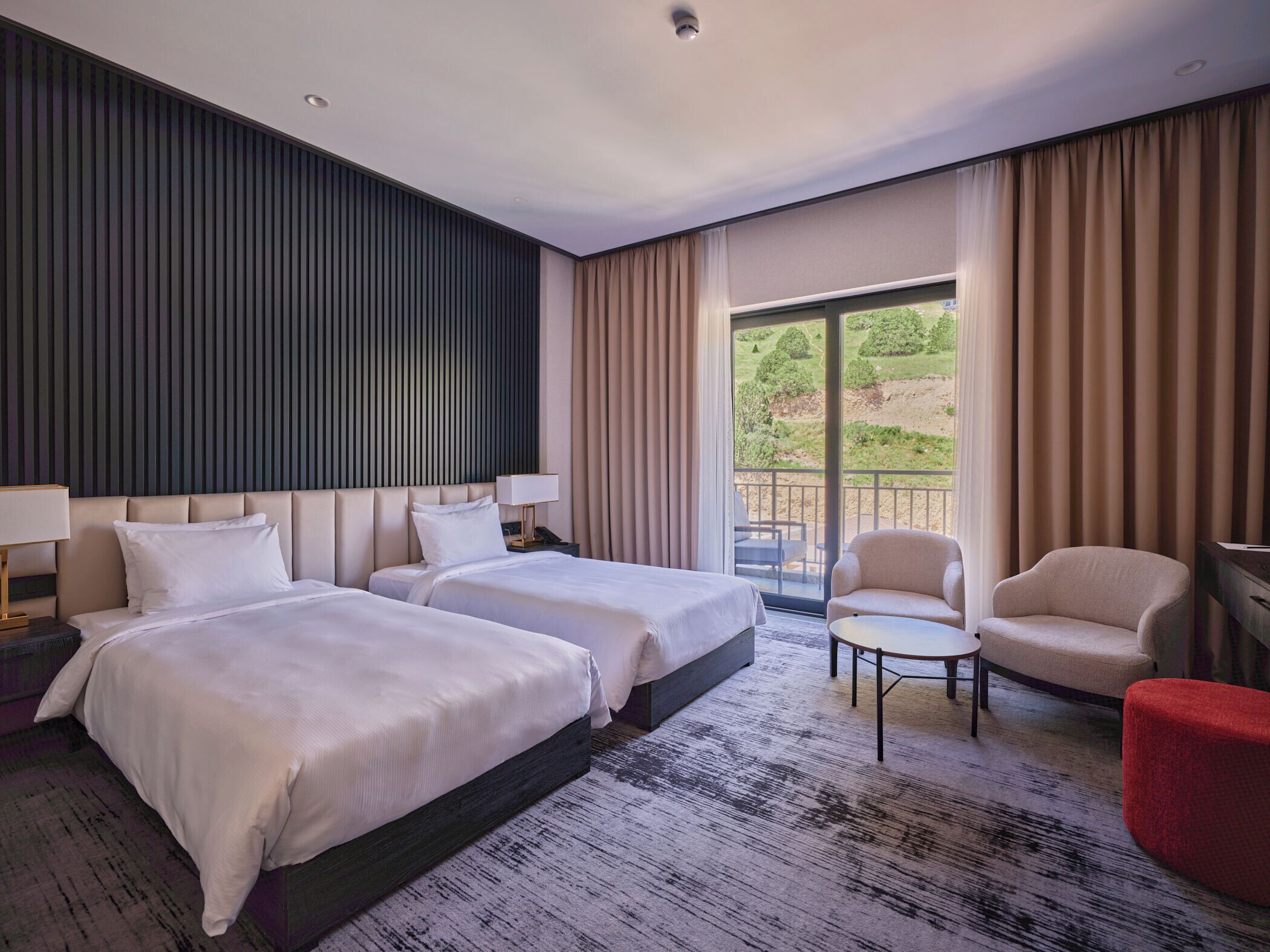 デラックス ダブルまたはツインルーム バルコニー マウンテンビュー | セーフティボックス (室内)、デスク、アイロン / アイロン台、WiFi (無料)