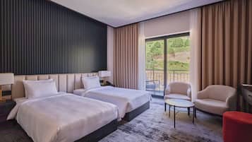 Deluxe kamer, 1 twee- of 2 eenpersoonsbedden, balkon, uitzicht op bergen | Een kluis op de kamer, een bureau, een strijkplank/strijkijzer