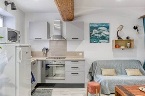 Interior - Studio d'Artiste in the heart of medieval streets (Trévoux)