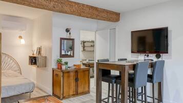 Een strijkplank/strijkijzer, wifi, beddengoed