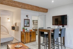 Iron/ironing board, WiFi, bed sheets - Studio d'Artiste in the heart of medieval streets (Trévoux)