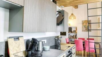 Highchair, cookware/dishes/utensils