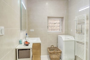 Douche, sĂšche-cheveux, serviettes fournies, savon