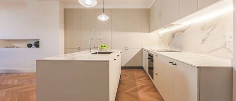 雪櫃、微波爐、焗爐、洗碗機