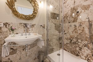 Shower, bidet, towels, toilet paper - Apartments Florence - The Four Suites (Firenze)