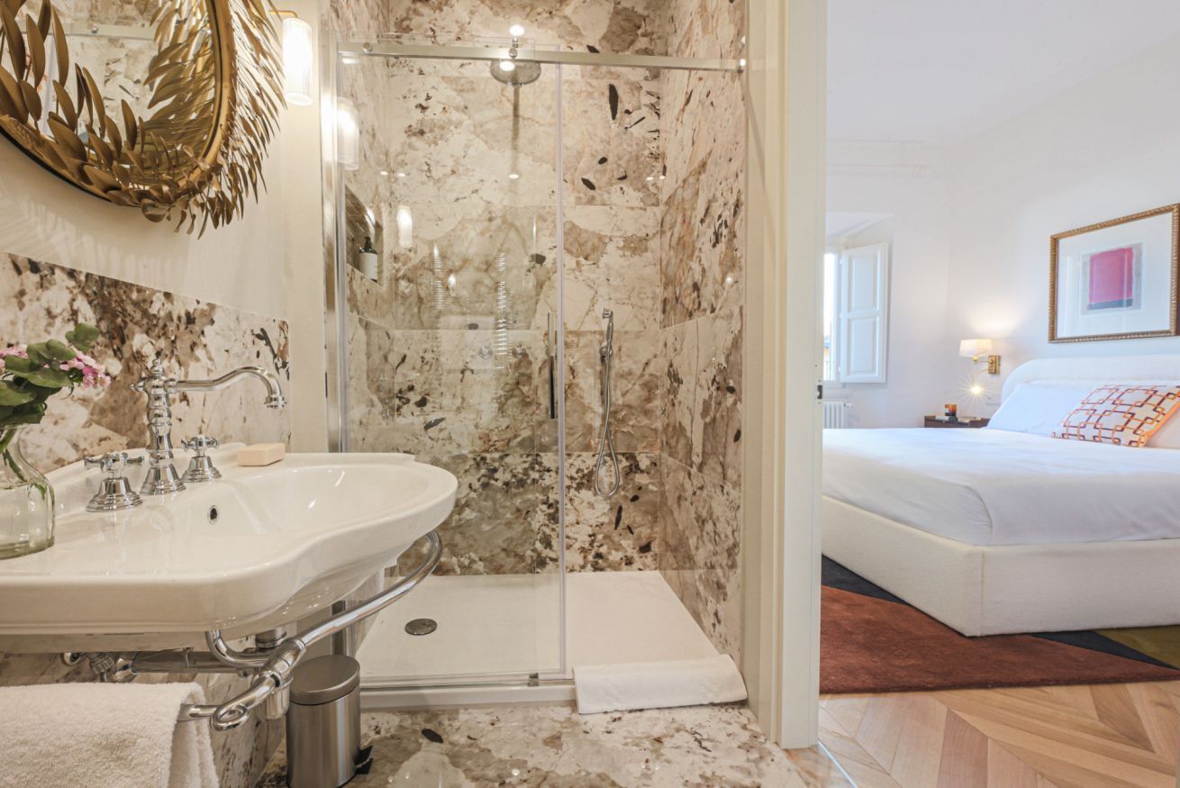 Shower, bidet, towels, toilet paper