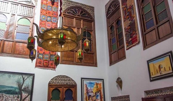 Habitación, dormitorio mixto, patio, vista al patio | Vista frontal de la propiedad