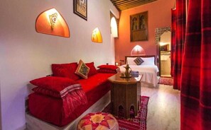 Habitación triple, patio | Caja de seguridad en la habitación y wifi gratis 