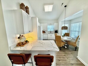 Dining - Z35 Absolutely beautiful 2 bedroom Ocean Lakes! Exceptional! May 31-6 available! (Myrtle Beach)