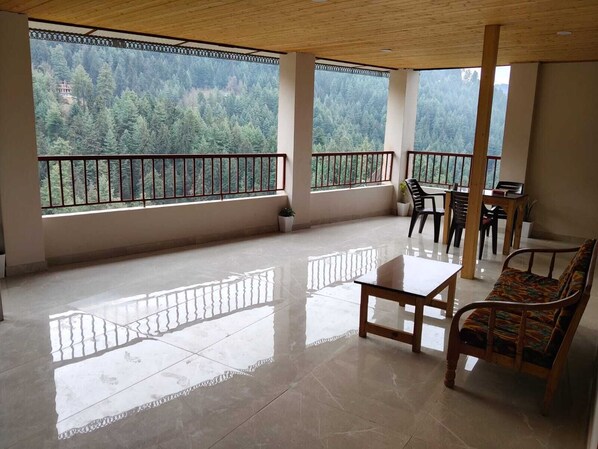 Terrace/patio - Keshav Retreat Homestay (Kumharsain)