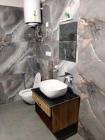 Family Suite | Bathroom | Shower, free toiletries, towels, soap