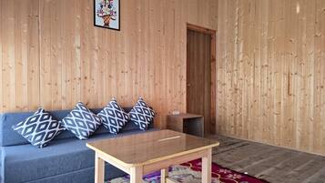 Classic Room, Balcony, Mountain View | Living area