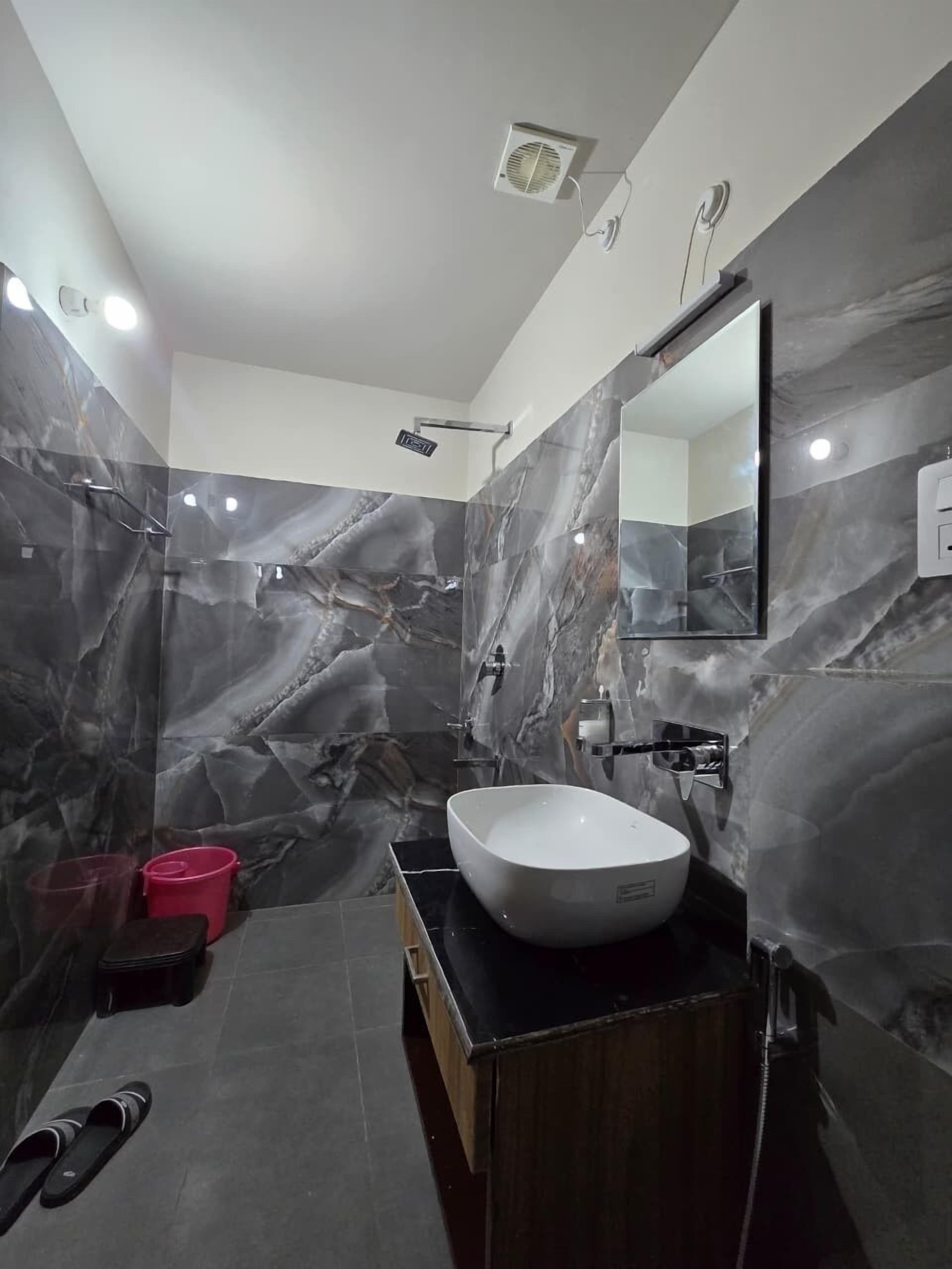 クラシック ルーム バルコニー マウンテンビュー | バスルーム | シャワー、バスアメニティ (無料)、タオル、石鹸