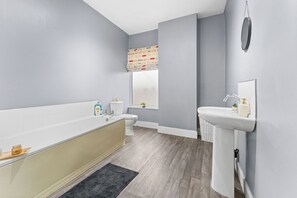 Doccia, asciugacapelli, asciugamani, sapone