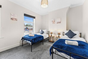 3 bedrooms, iron/ironing board, WiFi, bed sheets - Stoke Work Stay - Contractors & Families - Sleeps 6 (Stoke-on-Trent)