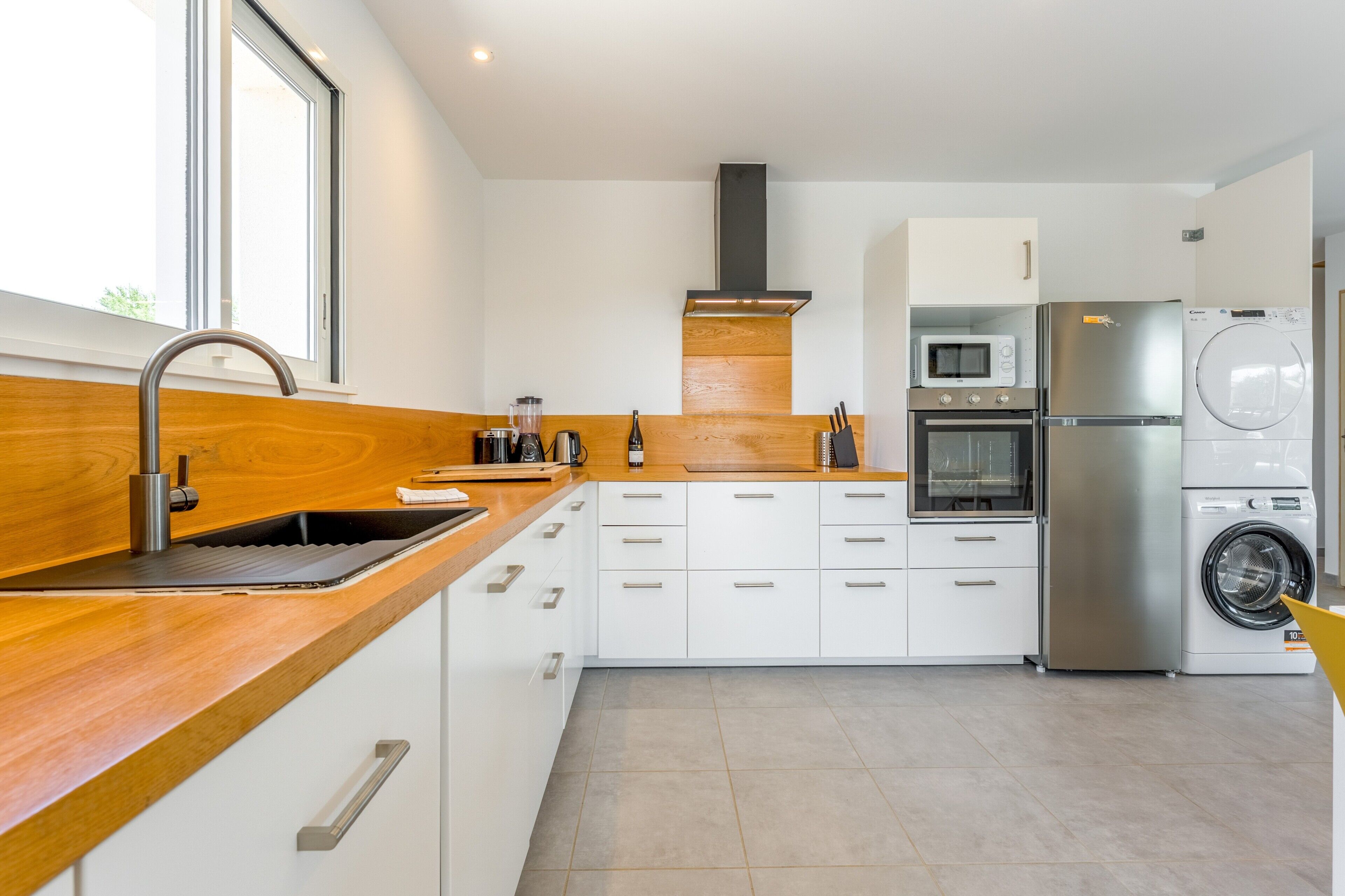Frigorífico, microondas, horno y placa de cocina