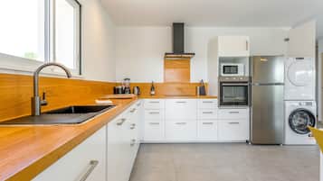 Frigorífico, microondas, horno y placa de cocina