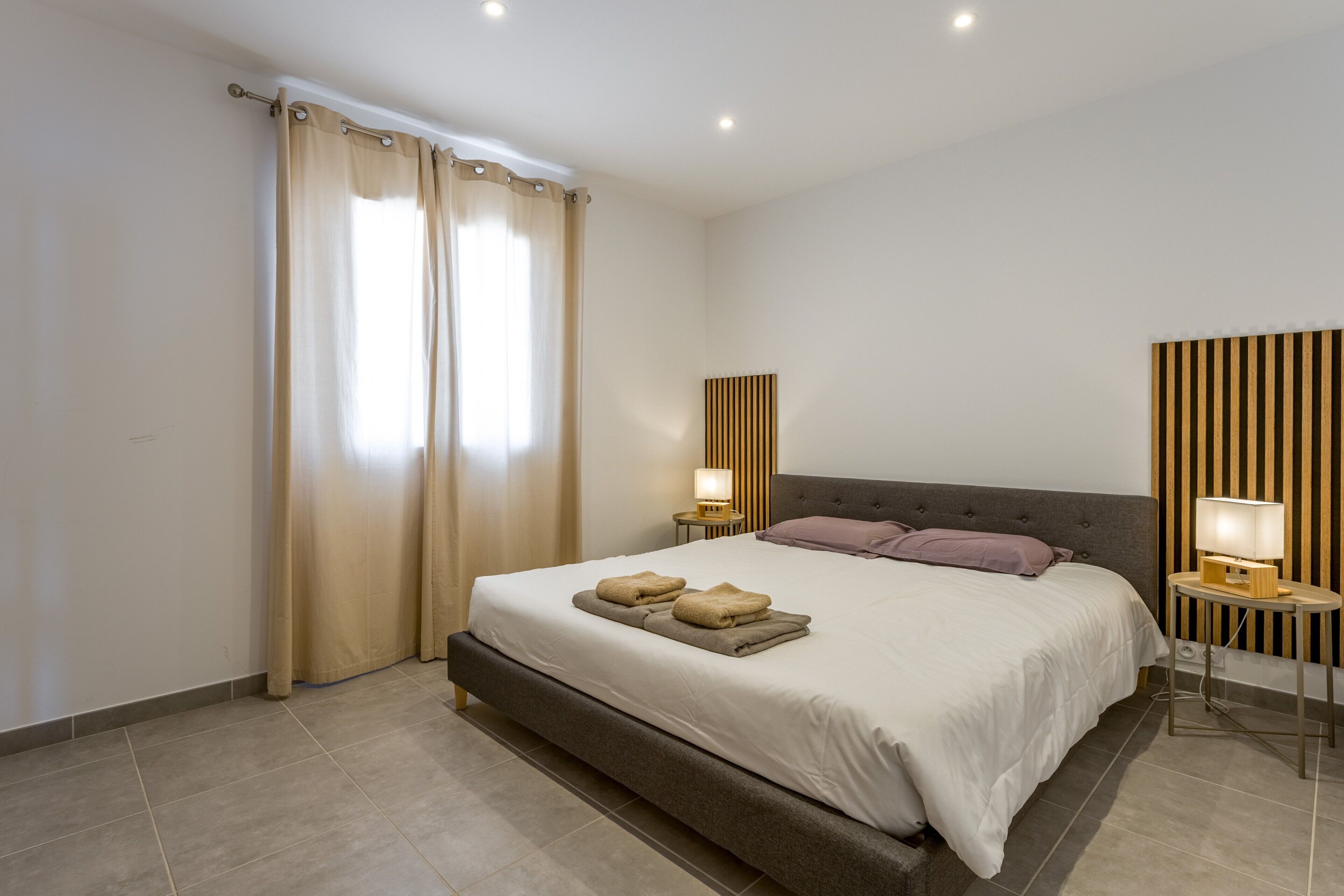 Tabla de planchar con plancha, wifi y ropa de cama 