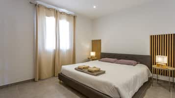 Tabla de planchar con plancha, wifi y ropa de cama