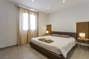 Planxa i posts de planxar, wifi i roba de llit 