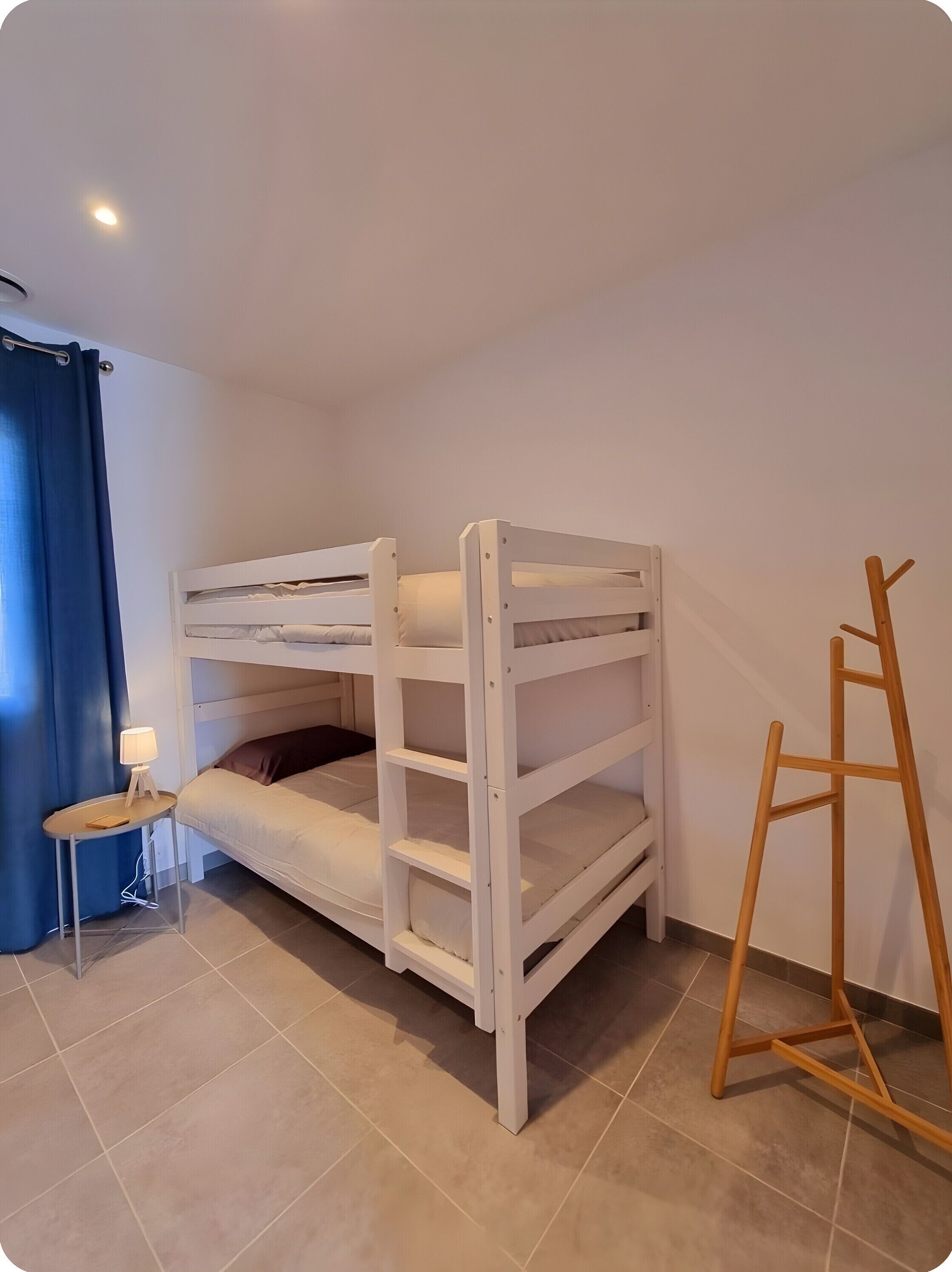 Een strijkplank/strijkijzer, wifi, beddengoed