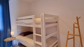 Een strijkplank/strijkijzer, wifi, beddengoed