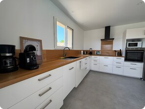 Een koelkast, een microgolfoven, een oven, een kookplaat