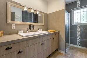 Shower, free toiletries, hair dryer, towels