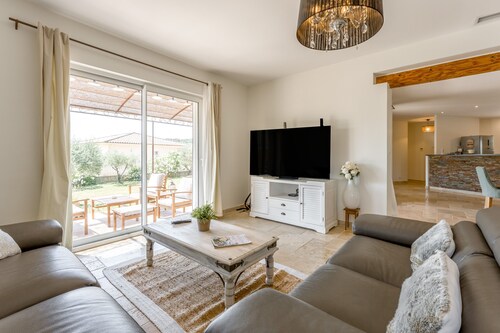 Villa 'Margot' with Private Terrace, Wi-Fi and Air Conditioning