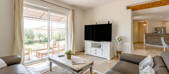 Villa 'Margot' with Private Terrace, Wi-Fi and Air Conditioning
